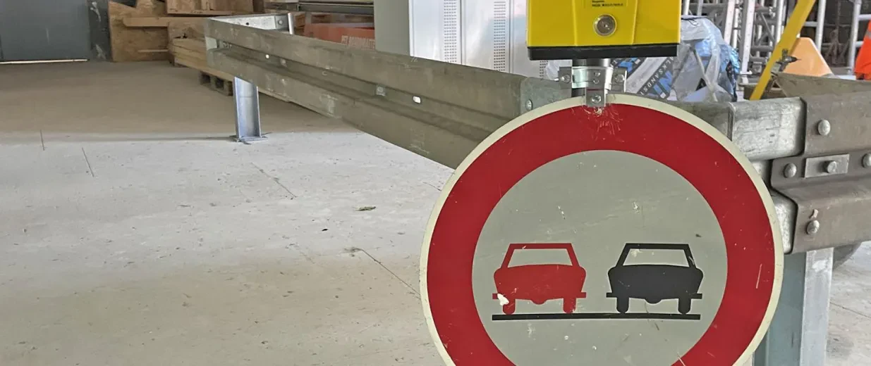 Zusatz-Kurs Metallbau für Straßenwärter*innen Straßenschild und Leitplanke, Copyright: BZB