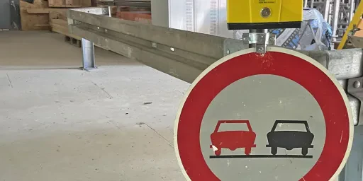Zusatz-Kurs Metallbau für Straßenwärter*innen Straßenschild und Leitplanke, Copyright: BZB