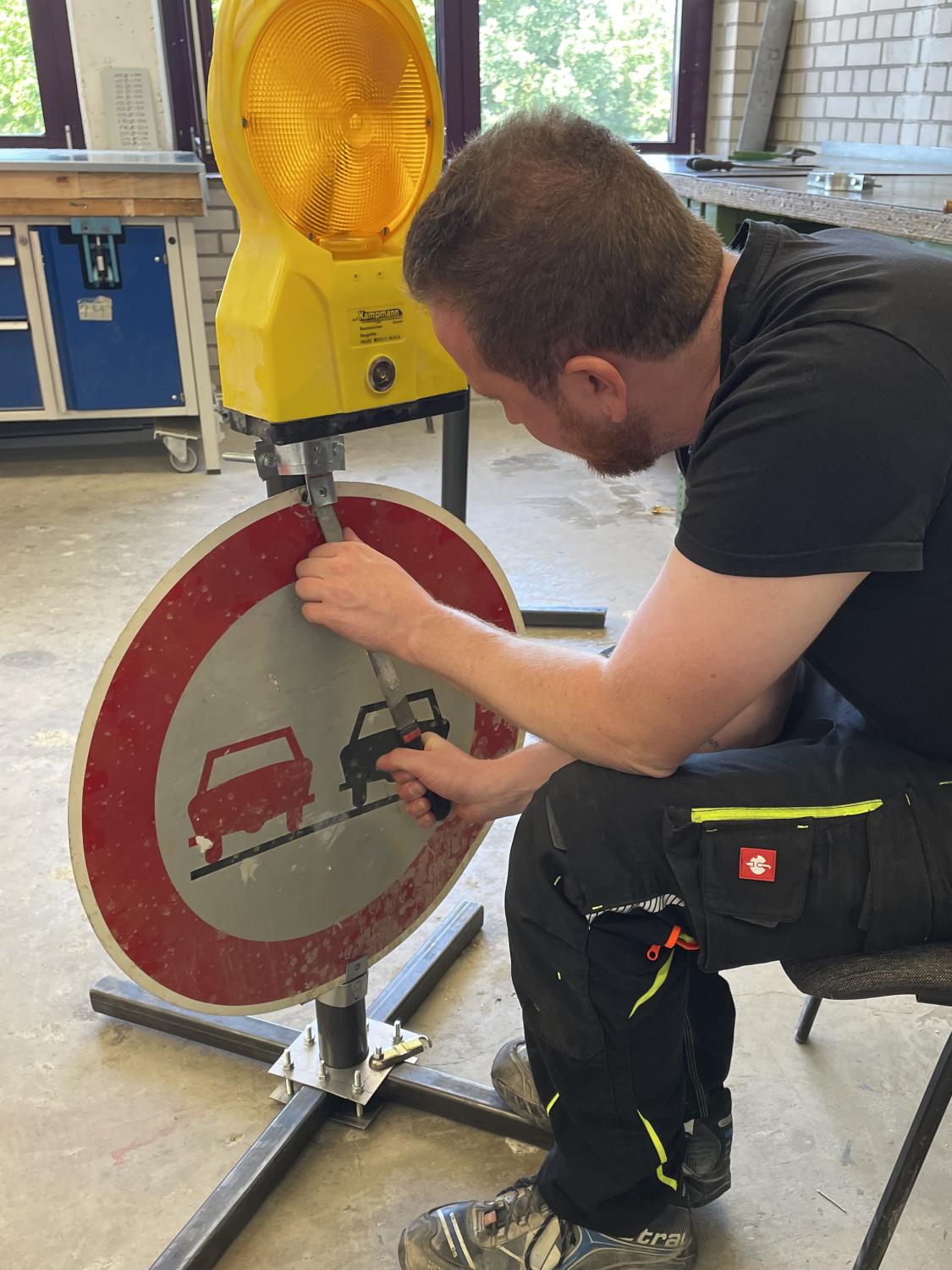 Die finalen Arbeiten am Werkstück - einem Verkehrsschildständer., Copyright: BZB