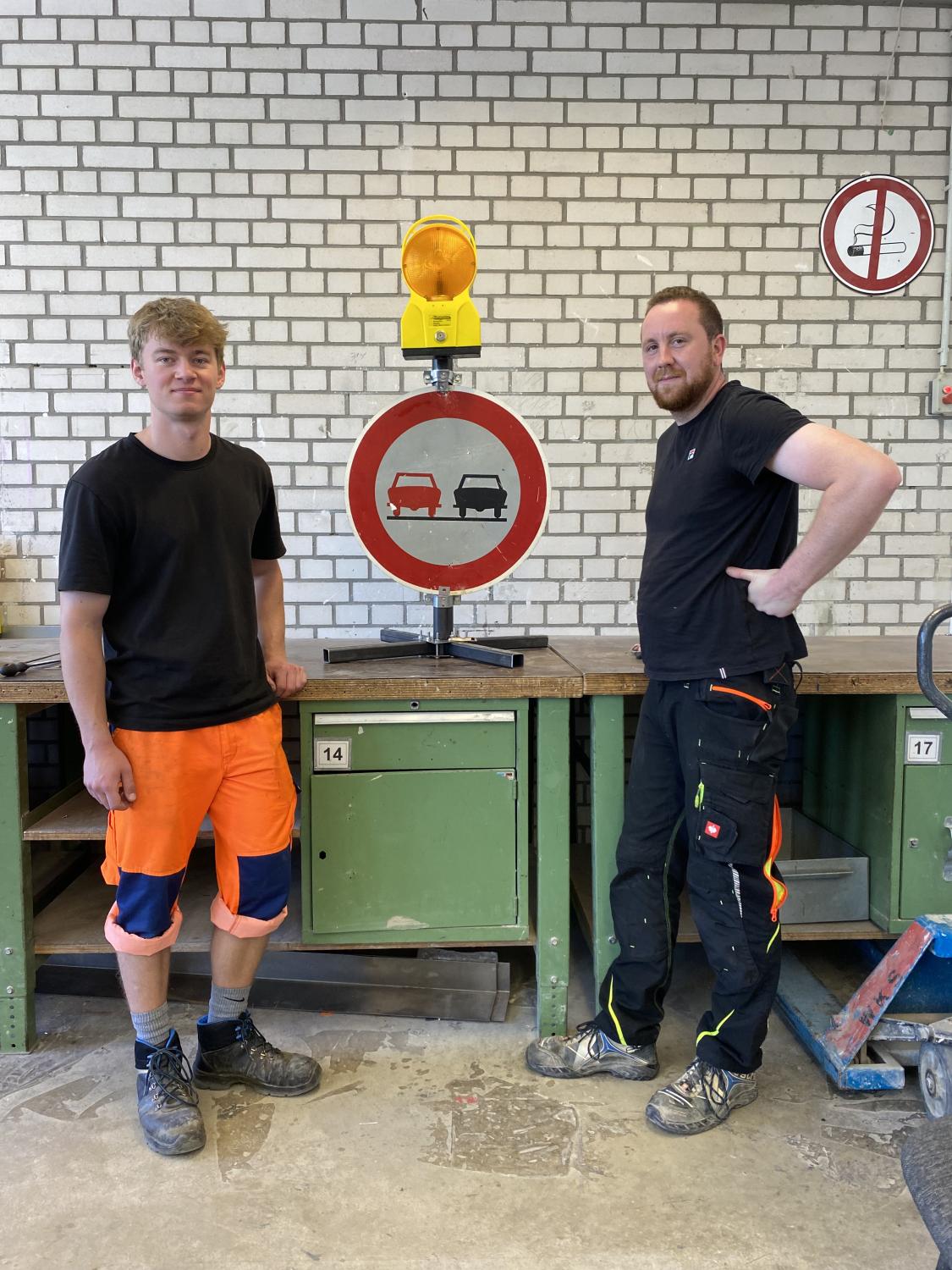 Die beiden angehenden Straßenwärter mit dem fertigen Werkstück., Copyright: BZB