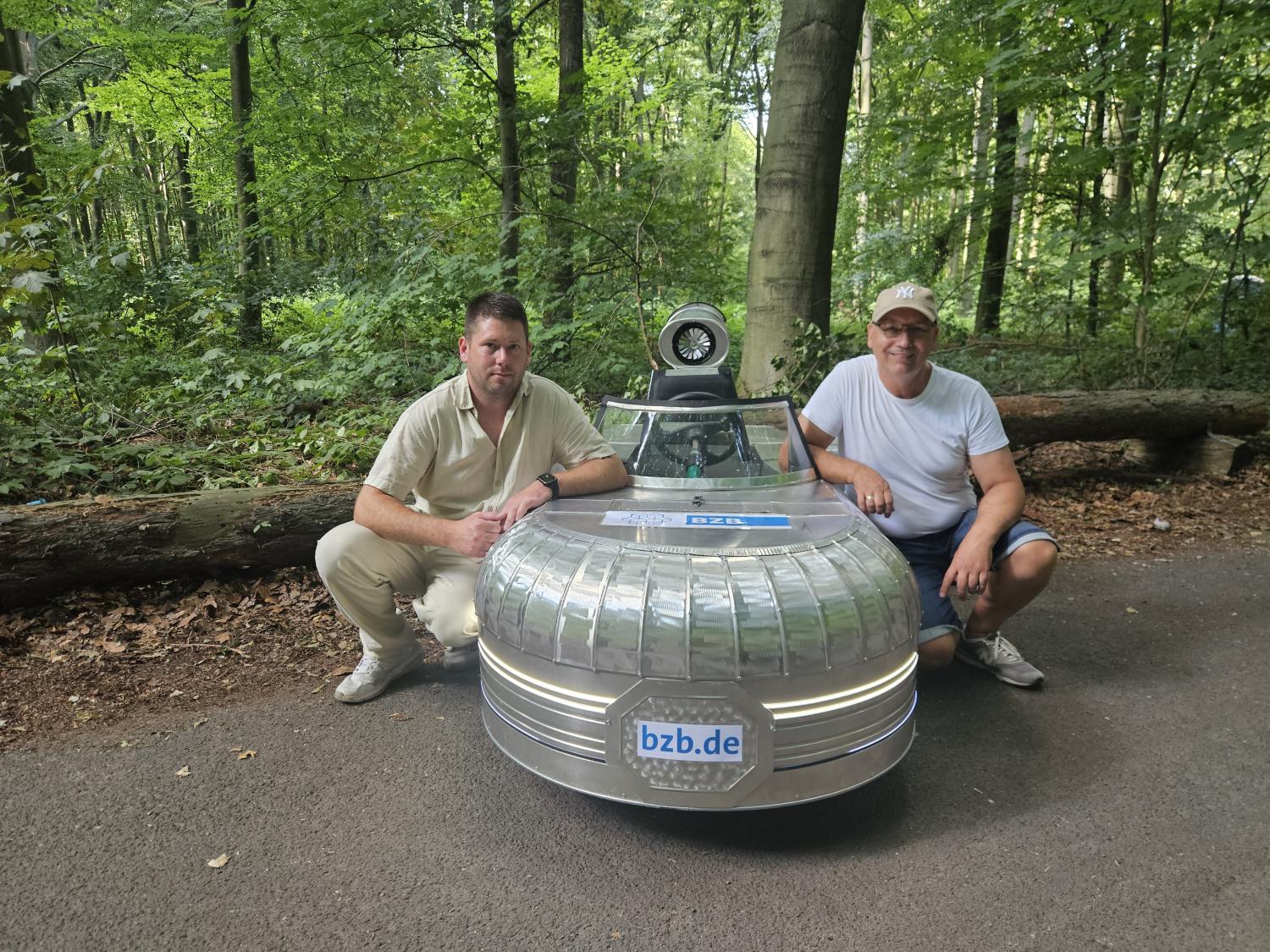 Am Renntag: Konstrukteur Michael Herding (r.) und Fahrer Christian Lohnert., Copyright: BZB