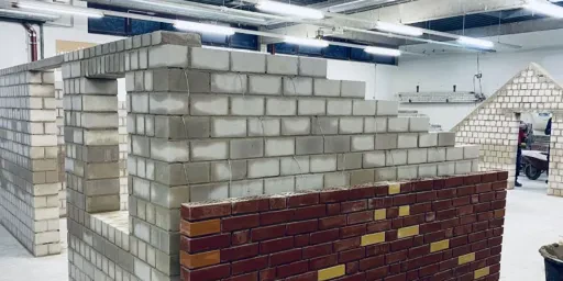 Überbetriebliche Unterweisung im BZB Krefeld, Stück Mauer in einer Maurer-Werkhalle, Copyright: BZB