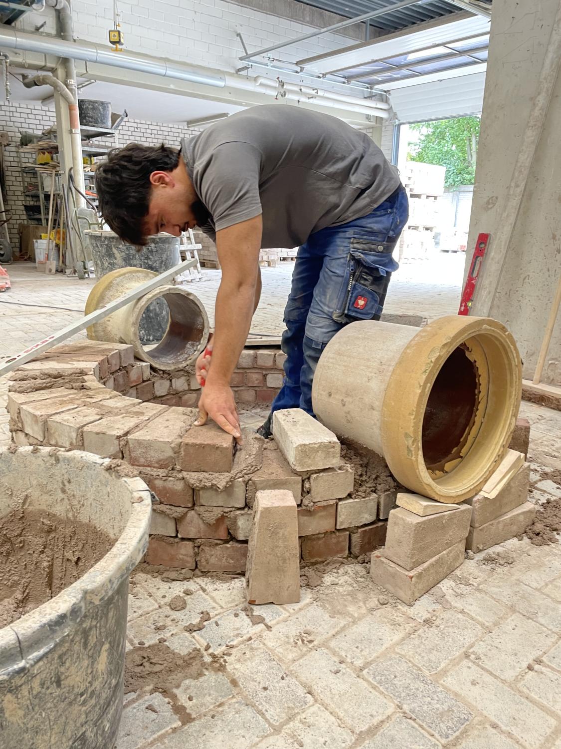 Azubi Wahid Rahimi arbeitet an seinem Werkstück im Rahmen der ÜLU., Copyright: BZB
