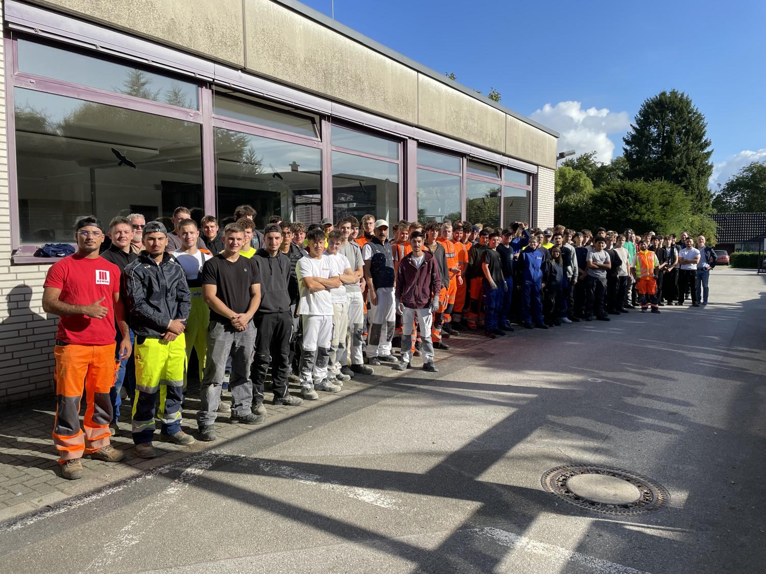 Auszubildende des 1. Lehrjahres (Stufenausbildung Bau) am BZB-Standort Krefeld, Copyright: BZB