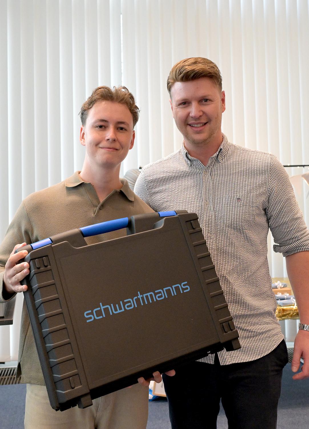 Innungsbester Geselle Bastian Dohlen bekam ein besonderes Geschenk - eine Handsickenmaschine von Schwartmanns, Copyright: Handwerkskammer Düsseldorf