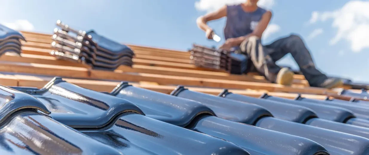 Ausbildungszahlen: Rückgänge im Hochbau und starkes Plus bei Dachdeckern, Copyright: edojob - stock.adobe.com