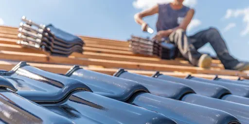 Ausbildungszahlen: Rückgänge im Hochbau und starkes Plus bei Dachdeckern, Copyright: edojob - stock.adobe.com