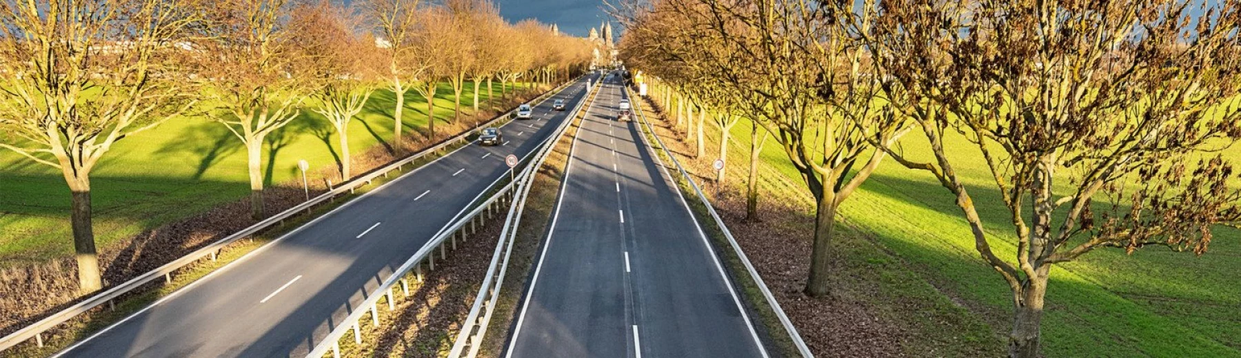 Aus Asphalt erstellte Landstraße im Gewerk Straßenbau, Copyright: keine Angaben