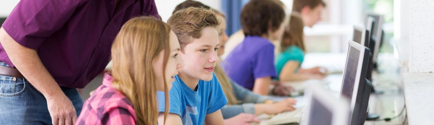 Schüler, die sich an einem PC der Berufsorientierung widmen, Copyright: keine Angaben