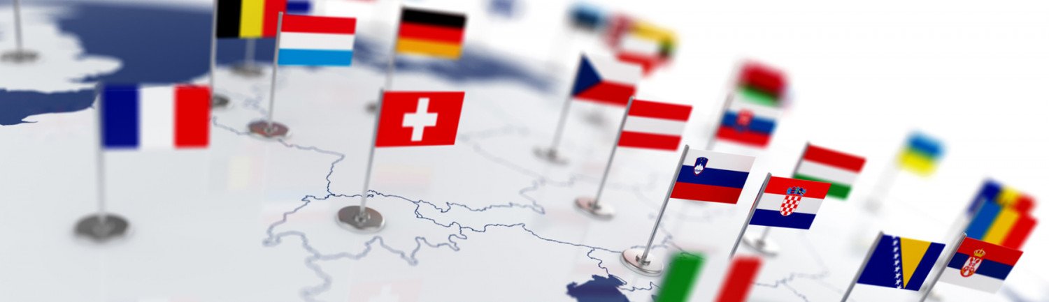 Weltkugel bestückt mit kleinen Länder-Flaggen, Copyright: keine Angaben