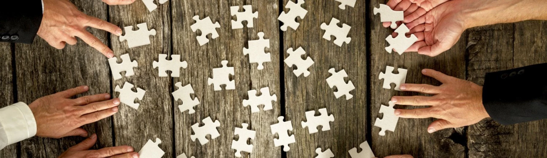 Tisch mit Puzzle-Teilen, die wie die Mitglieder von Verbänden zusammenpassen, Copyright: keine Angaben