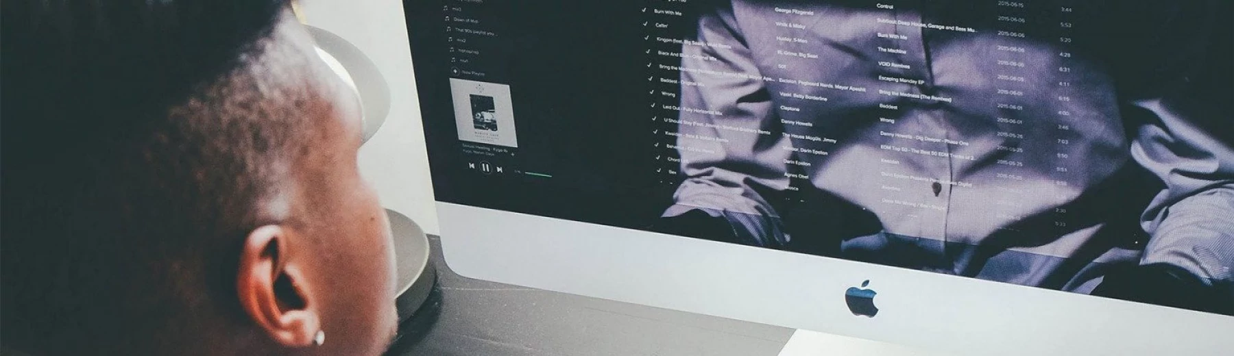 Mann vor einem Monitor, der seinen Betrieb digital organisiert, Copyright: keine Angaben