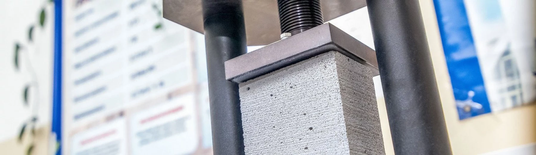 Technologische Arbeit an einem Bauteil aus Beton, Copyright: keine Angaben