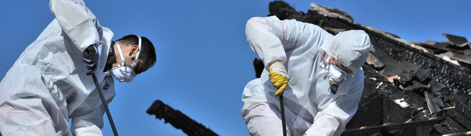 Zwei Mitarbeiter in Schutzanzügen bei einer Brandschadensanierung, Copyright: keine Angaben