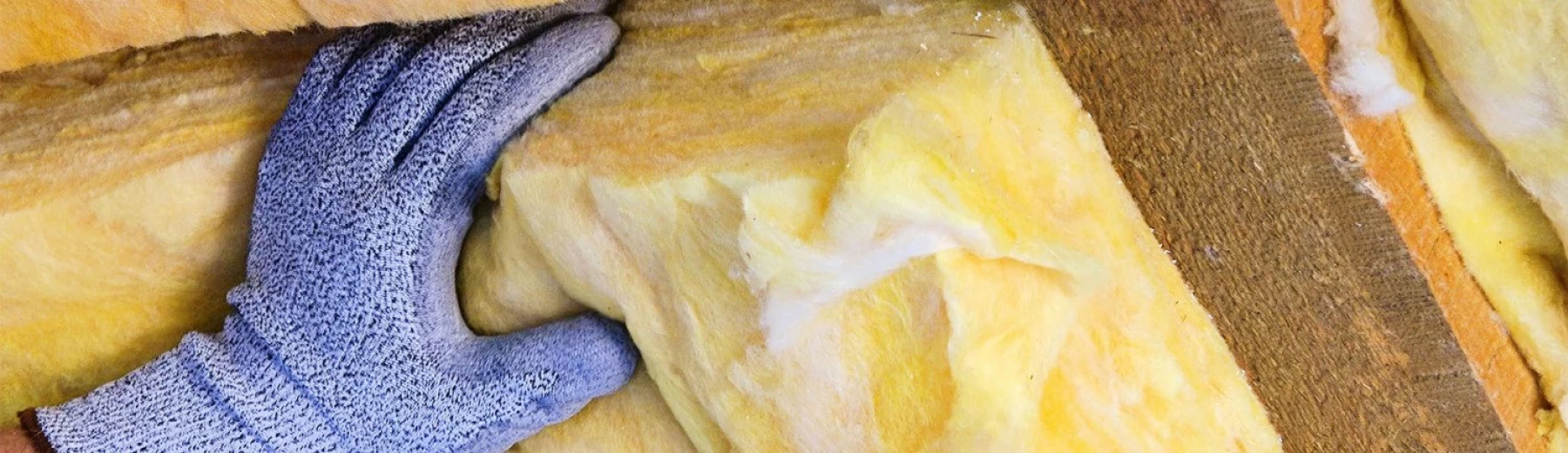 Arbeiten mit künstlichen Mineralfasern an einem Dach, Copyright: keine Angaben