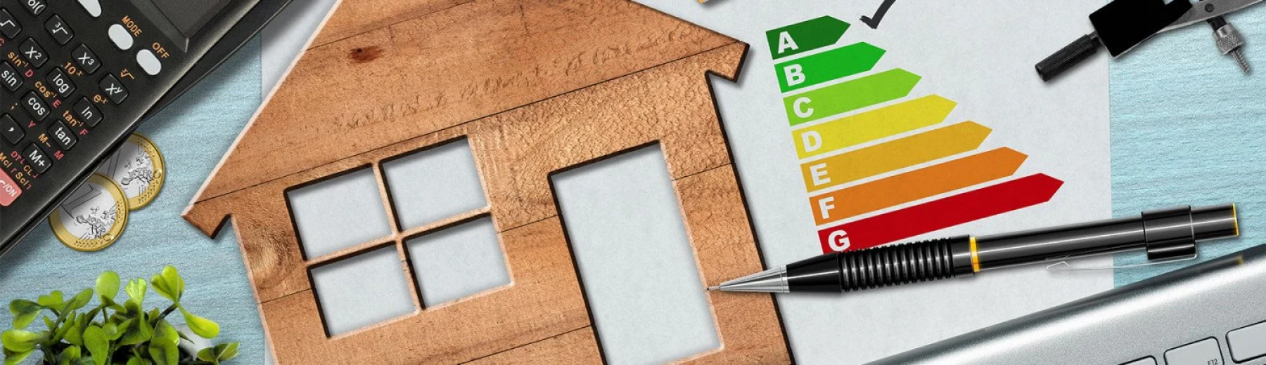 Energietabelle und kleines Haus als Symbole für klimaneutrales Bauen, Copyright: keine Angaben