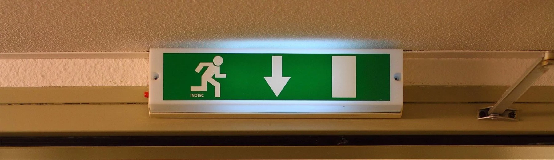 Hinweisschild auf einen Notausgang im Brandfall, Copyright: keine Angaben