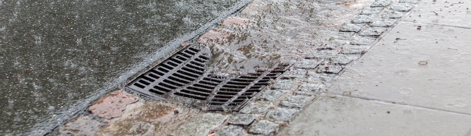Regenwasser, da in einen Gully am Straßenrand läuft, Copyright: keine Angaben