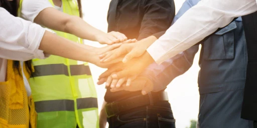 Menschen legen ihre Hände übereinander im Teamwork, Copyright: kruraphoto - stock.adobe.com