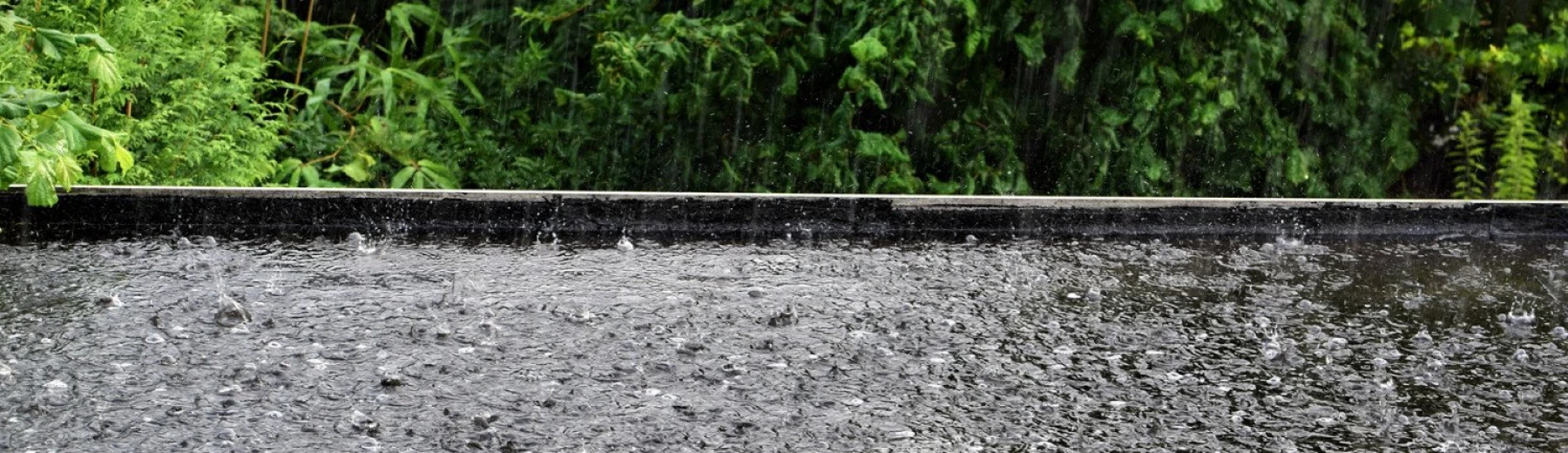 Große Menge Regenwasser, das sich auf einem Dach sammelt, Copyright: keine Angaben