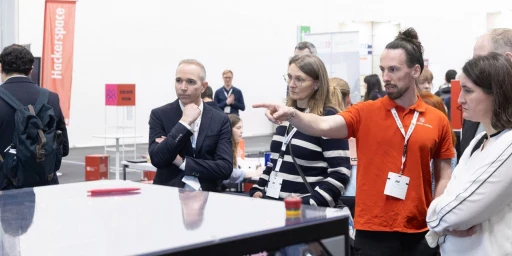 Besucher des Innovationsparcours auf der DigitalBau 2024, Copyright: Messe München
