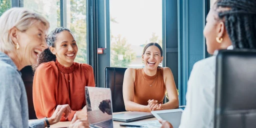 Frauen bei einem Meeting, Copyright: Oostendorp/peopleimages.com - stock.adobe.com