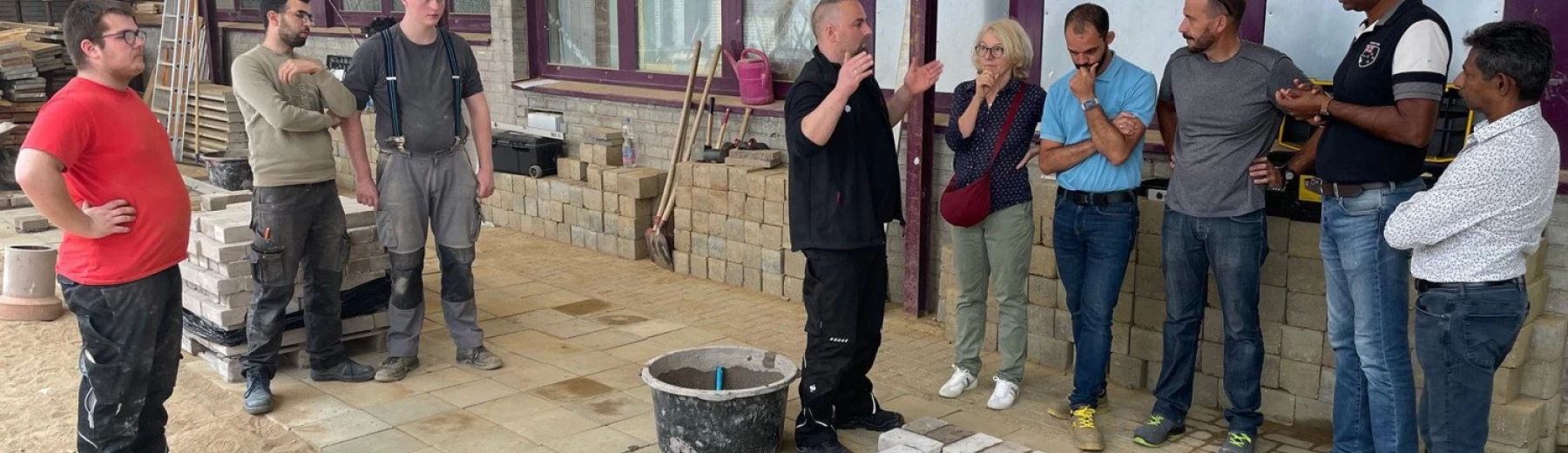 Mehrere Menschen in einer Maurerhalle, Copyright: BZB
