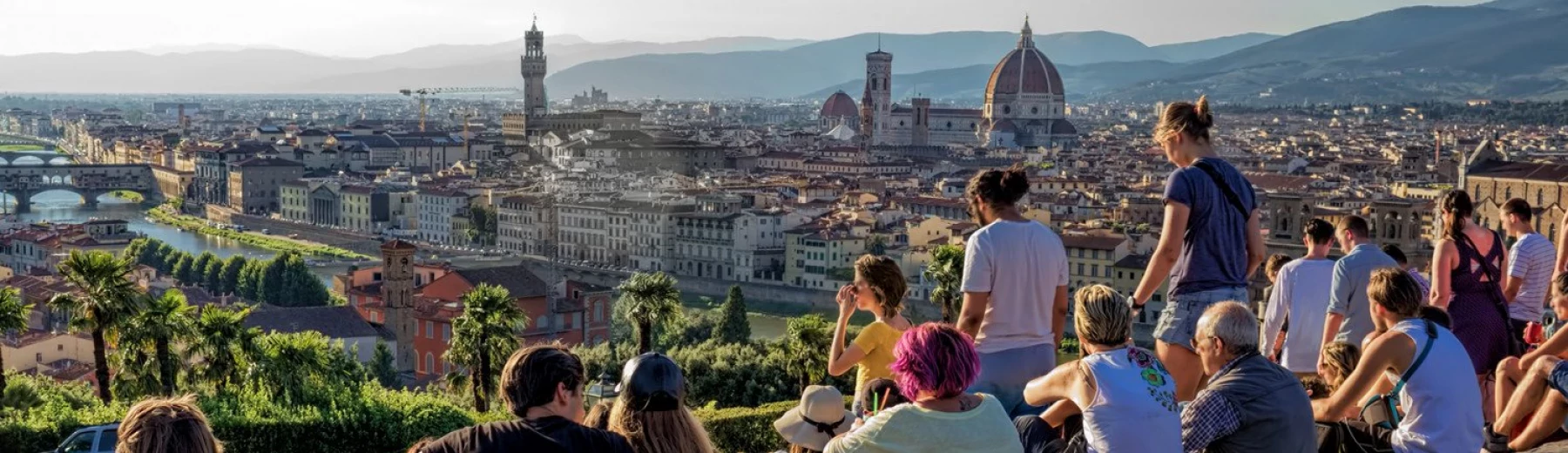Junge Menschen, die einen Blick über Florenz haben, Copyright: keine Angaben