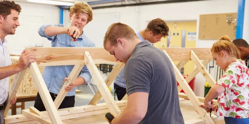 Jugendliche arbeiten mit Holz, Copyright: Monkey Business - stock.adobe.com