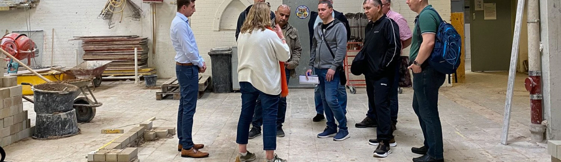 Junge Migranten werden über ihre Möglichkeiten in Bauberufen informiert., Copyright: BZB