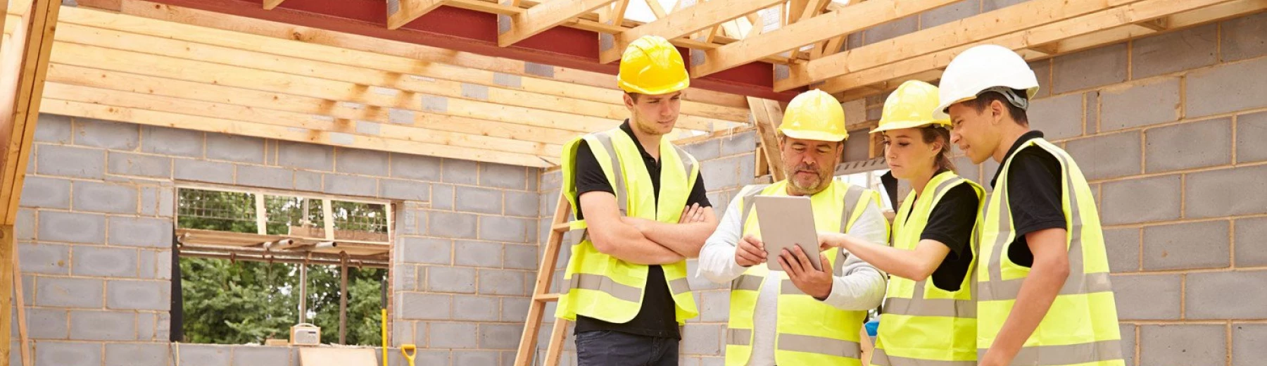 Ausbilder mit Lehrlingen auf Baustelle, Copyright: Monkey Business - stock.adobe.com