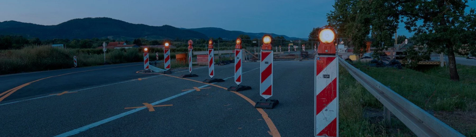 Sicherung von Baustellen bei Nacht, Copyright: Mr.Stock - stock.adobe.com