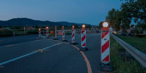 Sicherung von Baustellen bei Nacht, Copyright: Mr.Stock - stock.adobe.com